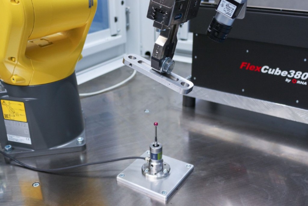 iMS robot calibration system — Stäubli robot with measurement probe restoring precision